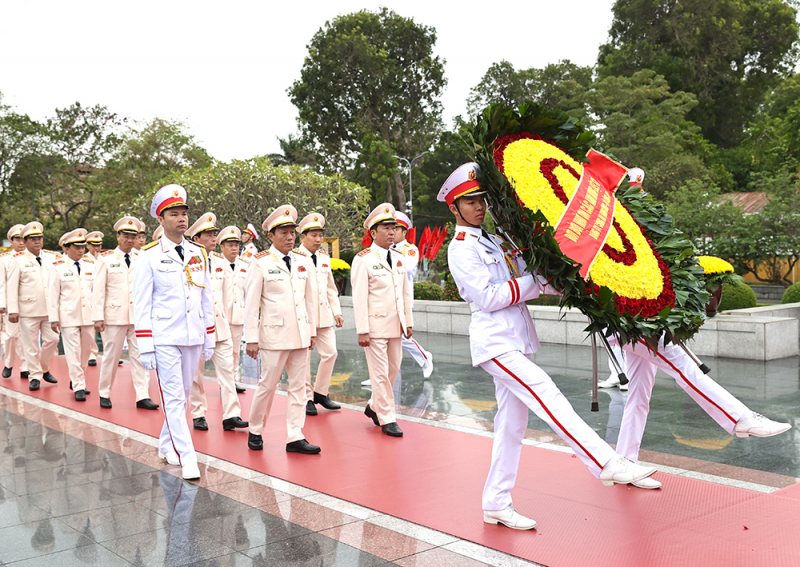 Lãnh đạo Đảng, Nhà nước vào Lăng viếng Bác nhân kỷ niệm 95 năm Ngày thành lập Đảng -0