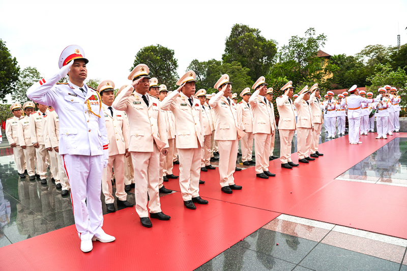 Lãnh đạo Đảng, Nhà nước vào Lăng viếng Bác nhân kỷ niệm 95 năm Ngày thành lập Đảng -0
