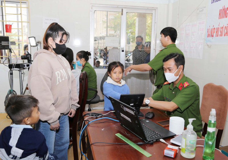 Công an tỉnh Sóc Trăng tạo mọi điều kiện cấp căn cước cho người dân ngày làm việc đầu năm -4