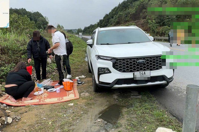 Gia đình 4 người dừng xe trên cao tốc, trải chiếu ăn trưa -0