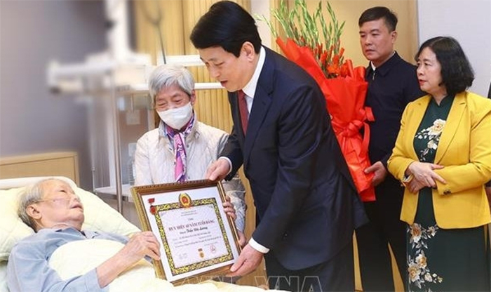Nguyên Chủ tịch nước Trần Đức Lương nhận Huy hiệu 65 năm tuổi Đảng -0