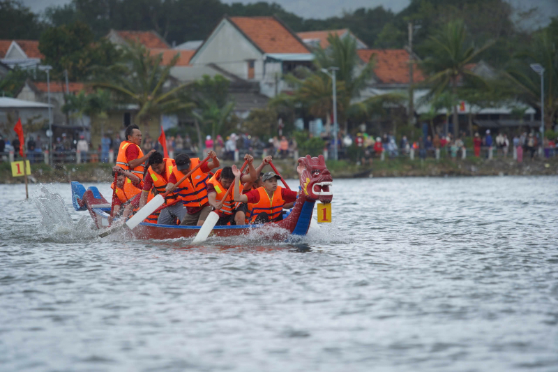 Sôi nổi Lễ hội đua thuyền đầm Ô Loan - một di tích danh thắng quốc gia -0