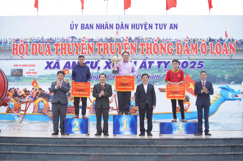 Sôi nổi Lễ hội đua thuyền đầm Ô Loan - một di tích danh thắng quốc gia -0