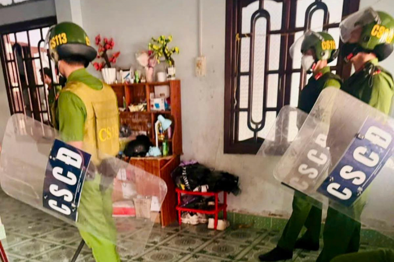 Khống chế người cha nhốt, đánh con ruột suốt 7 giờ -0