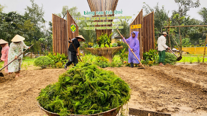 Du khách nô nức tham gia Lễ hội Cầu Bông tôn vinh làng du lịch Trà Quế ở Hội An dù mưa lớn đầu năm -0