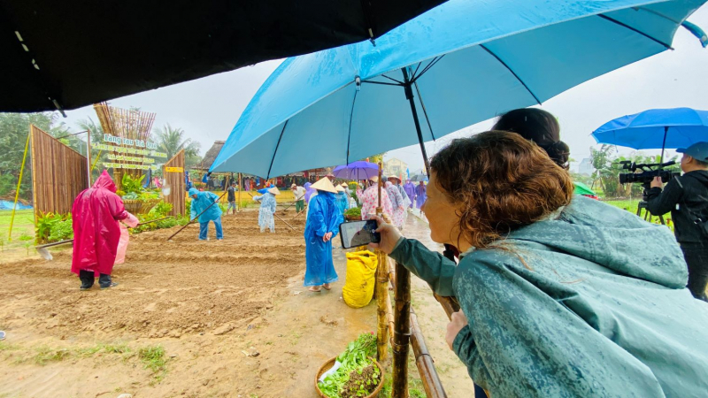 Du khách nô nức tham gia Lễ hội Cầu Bông tôn vinh làng du lịch Trà Quế ở Hội An dù mưa lớn đầu năm -1