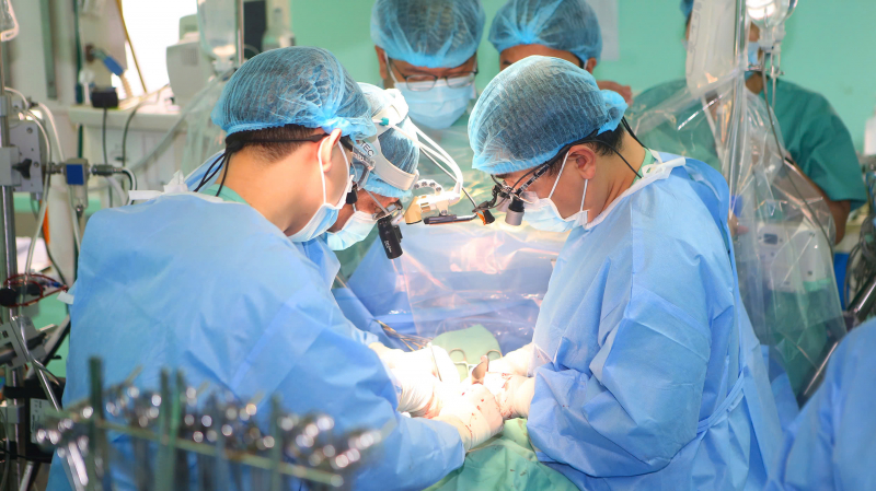 Người đàn ông làm nghề hái cà phê thuê được cứu sống nhờ ca ghép tim xuyên Việt -0