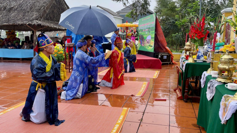 Du khách nô nức tham gia Lễ hội Cầu Bông tôn vinh làng du lịch Trà Quế ở Hội An dù mưa lớn đầu năm  -0