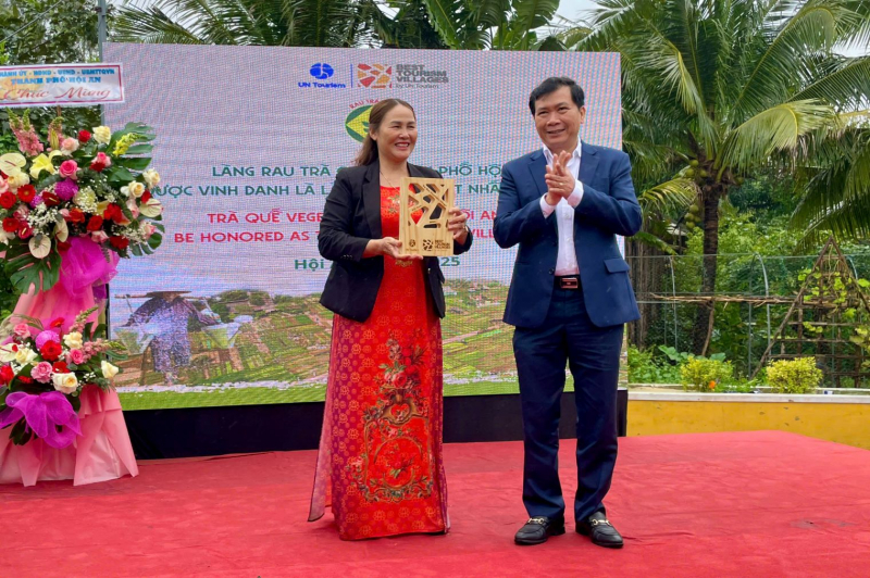 Du khách nô nức tham gia Lễ hội Cầu Bông tôn vinh làng du lịch Trà Quế ở Hội An dù mưa lớn đầu năm  -0