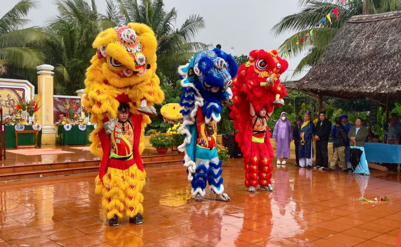 Du khách nô nức tham gia Lễ hội Cầu Bông tôn vinh làng du lịch Trà Quế ở Hội An dù mưa lớn đầu năm  -1
