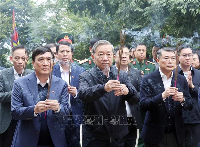 Tổng Bí thư Tô Lâm dâng hương tưởng niệm các Vua Hùng -0