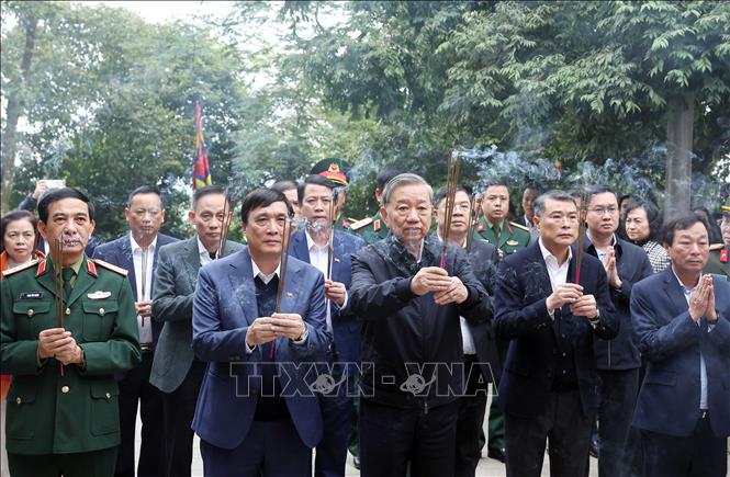 Tổng Bí thư Tô Lâm dâng hương tưởng niệm các Vua Hùng -0