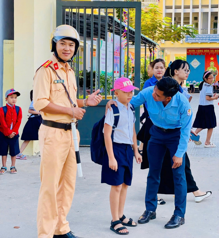Công an giúp tìm người thân cho cháu bé đi lạc qua Mô hình “hội, nhóm, trang mạng xã hội..” -1