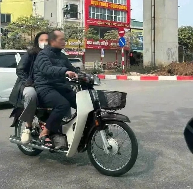 Công an quận Đống Đa xử lý cán bộ Công an không đội mũ bảo hiểm khi tham gia giao thông -0