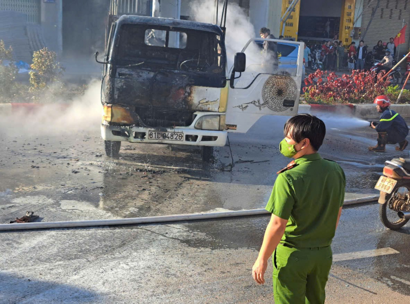 Xe tải đang đỗ ven đường bỗng dưng bốc hoả -0