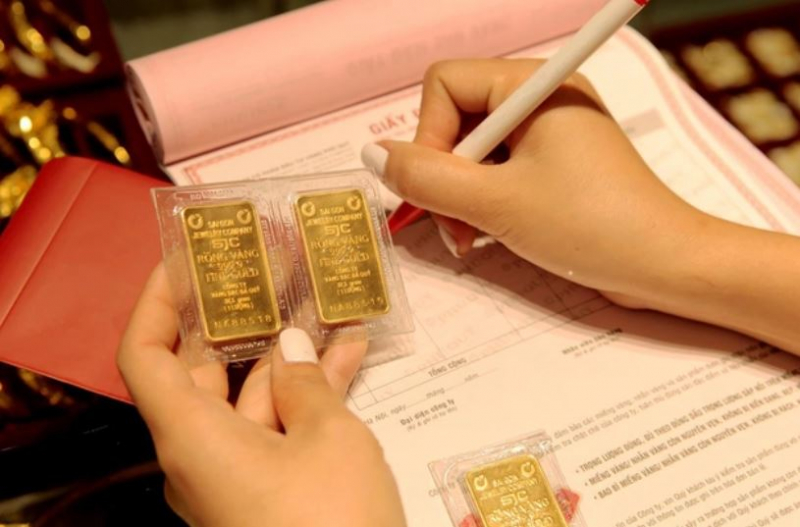 Xếp hàng mua vàng, nguồn cung vẫn khan hiếm -0