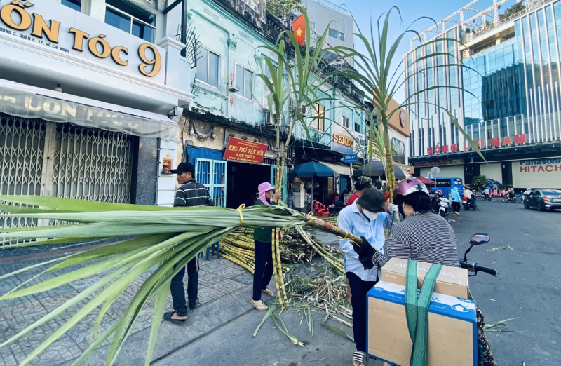 Người dân dậy sớm mua mía vàng về cúng “vía” Ngọc Hoàng -0