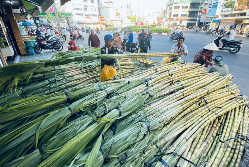 Người dân dậy sớm mua mía vàng về cúng “vía” Ngọc Hoàng -0