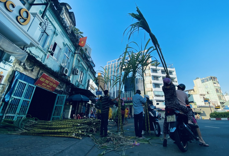 Người dân dậy sớm mua mía vàng về cúng “vía” Ngọc Hoàng -1