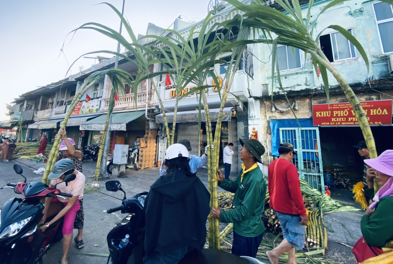 Người dân dậy sớm mua mía vàng về cúng “vía” Ngọc Hoàng -0