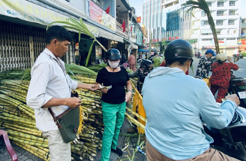 Người dân dậy sớm mua mía vàng về cúng “vía” Ngọc Hoàng -0