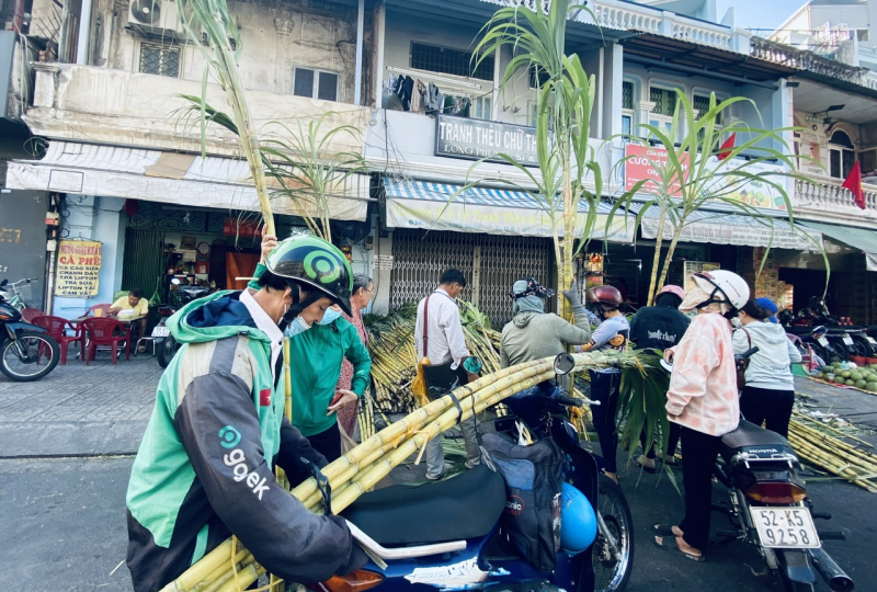 Người dân dậy sớm mua mía vàng về cúng “vía” Ngọc Hoàng -1