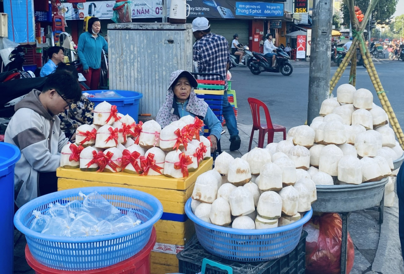 Người dân dậy sớm mua mía vàng về cúng “vía” Ngọc Hoàng -0