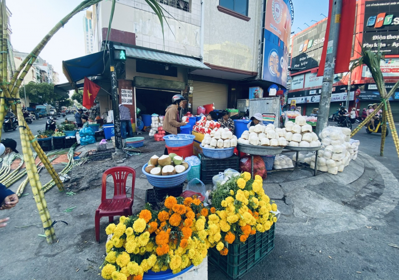 Người dân dậy sớm mua mía vàng về cúng “vía” Ngọc Hoàng -1