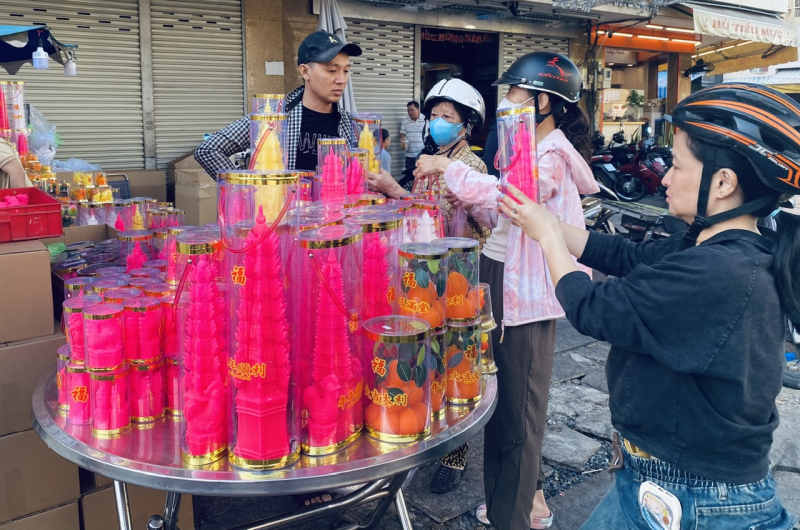 Người dân dậy sớm mua mía vàng về cúng “vía” Ngọc Hoàng -2