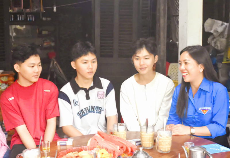 Ba anh em sinh ba tình nguyện lên đường nhập ngũ -0