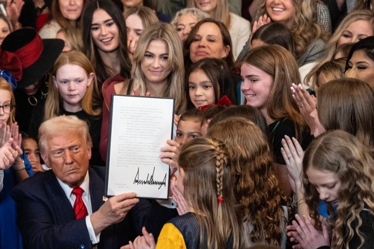 Ông Trump ký lệnh cấm người chuyển giới tham gia môn thể thao dành cho nữ -0