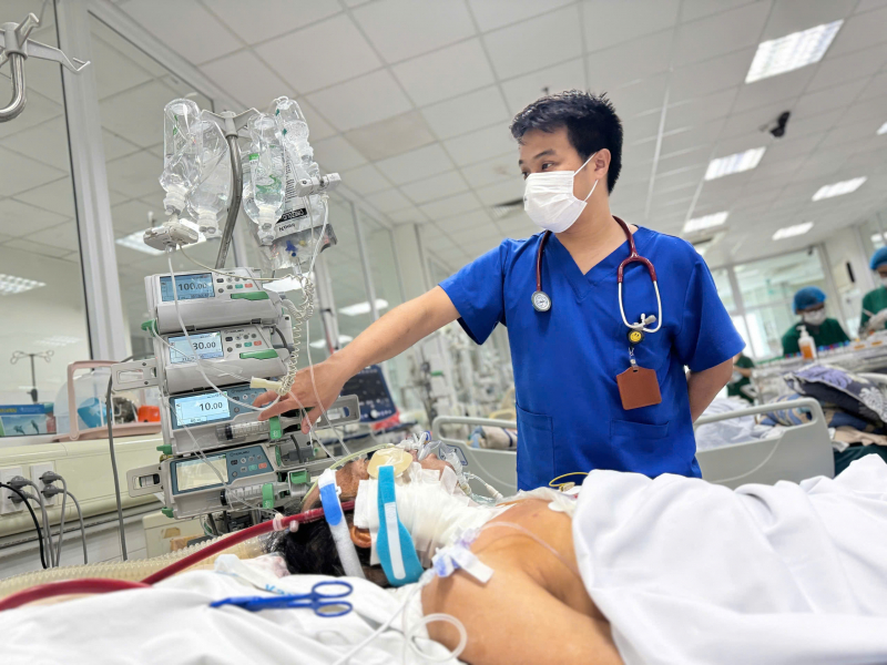 Bộ Y tế khuyến cáo người dân đeo khẩu trang ở nơi đông người để phòng bệnh cúm mùa -0
