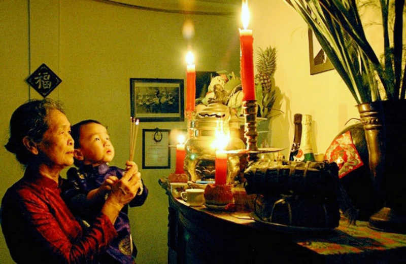 dâng hương ngày tết.jpg -0