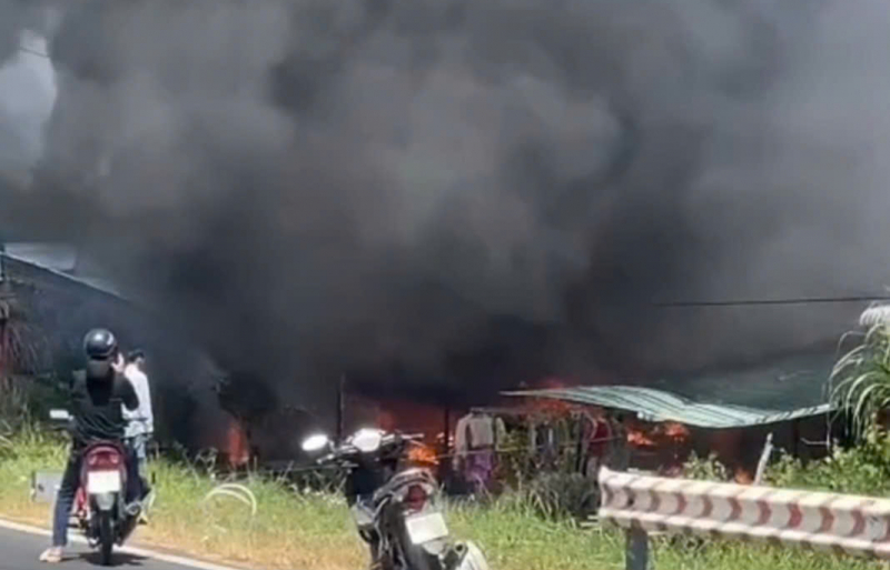 Hỏa hoạn thiêu rụi căn nhà ở Cà Mau trong đó có 400 triệu tiền mặt -0