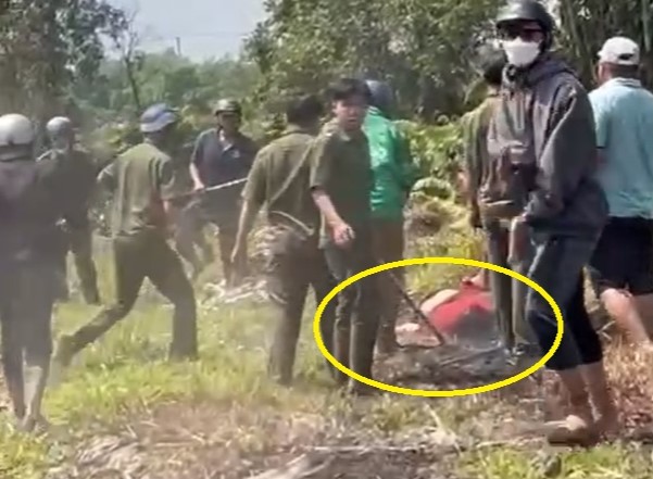 Tên trộm bơi qua sông, tự dùng dao đâm vào người mình khi bị truy đuổi -0