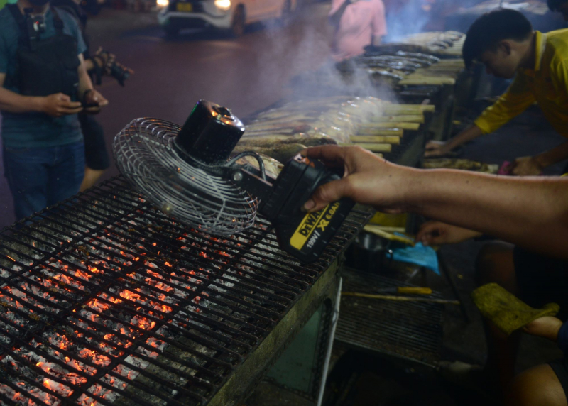 Phố cá lóc nướng sực mùi ngày vía Thần tài -0