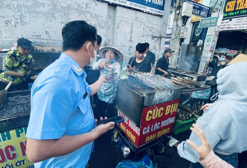 Phố cá lóc nướng sực mùi ngày vía Thần tài -0