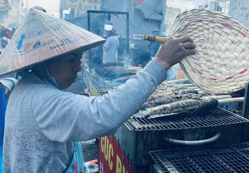 Phố cá lóc nướng sực mùi ngày vía Thần tài -2
