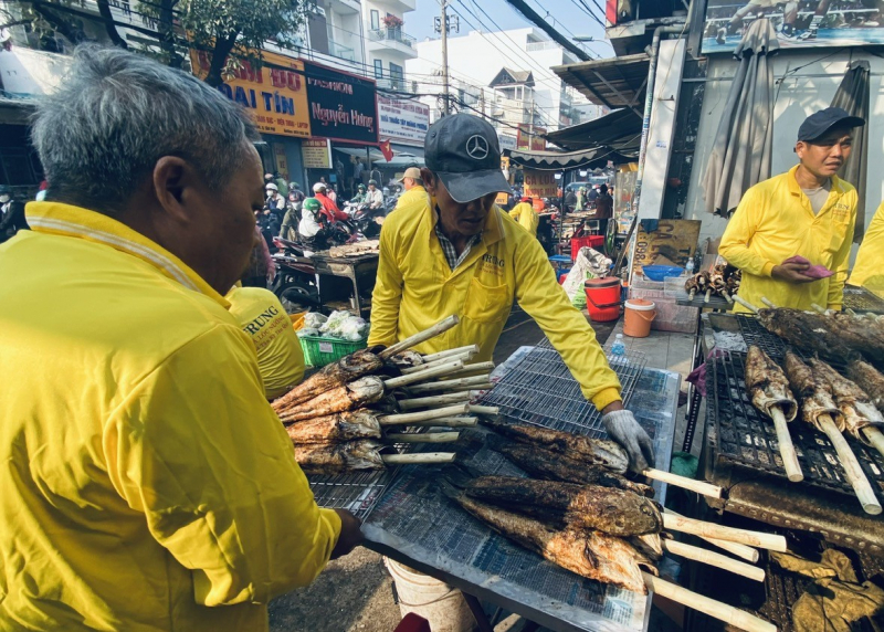 Phố cá lóc nướng sực mùi ngày vía Thần tài -3
