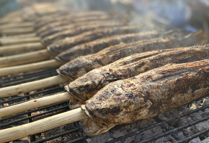 Phố cá lóc nướng sực nức mùi ngày vía Thần tài -0