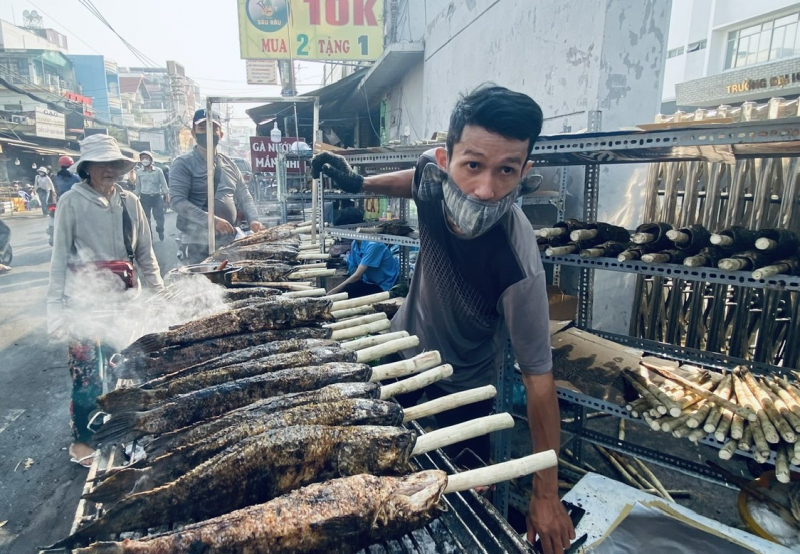 Phố cá lóc nướng sực mùi ngày vía Thần tài -5