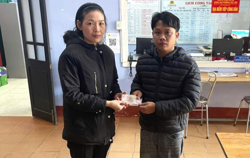 Công an phường giúp một người làm thuê tìm lại số tiền chuyển khoản nhầm -0