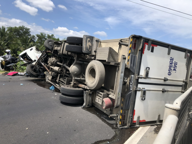           Xe tải tông dải phân cách trên quốc lộ 1A, hai người thương vong -0