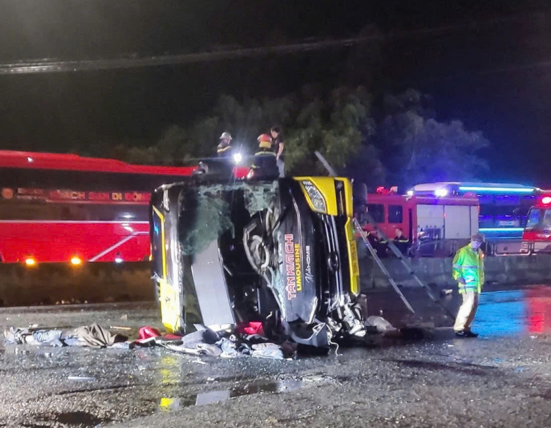 Khẩn trương cứu chữa cho bệnh nhân bị thương trong vụ tai nạn ở Phú Yên -0