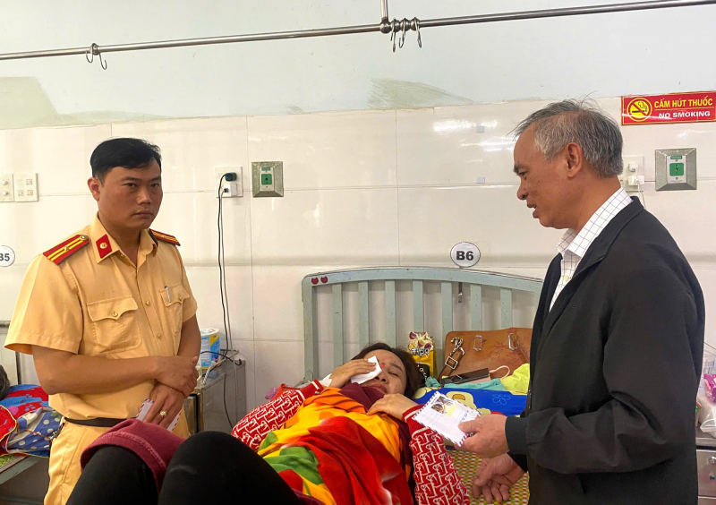 Khẩn trương cứu chữa cho bệnh nhân bị thương trong vụ tai nạn ở Phú Yên -0