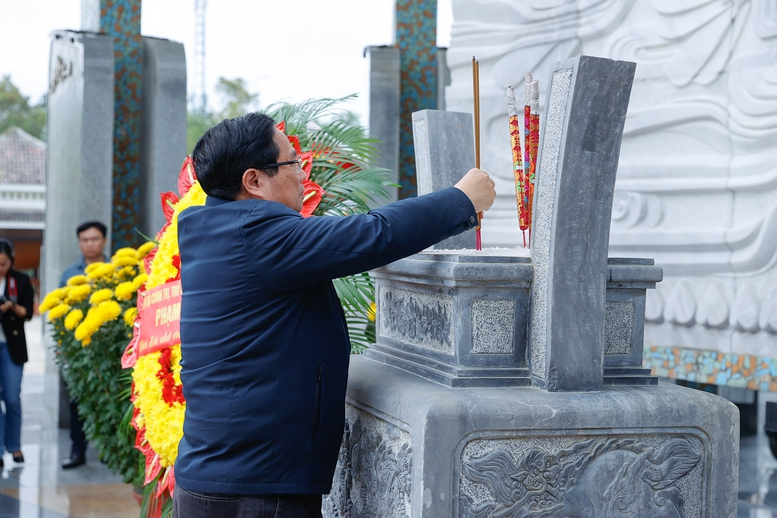 Thủ tướng dâng hương tri ân các anh hùng liệt sĩ và Mẹ Việt Nam anh hùng -1