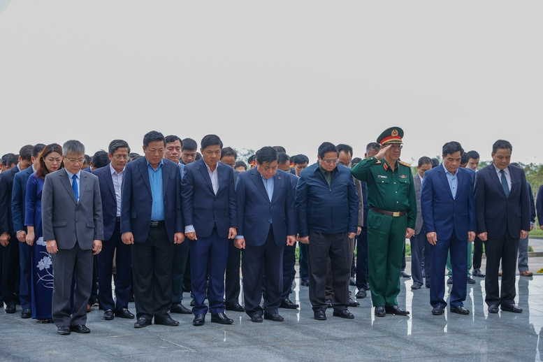 Thủ tướng dâng hương tri ân các anh hùng liệt sĩ và Mẹ Việt Nam anh hùng -0