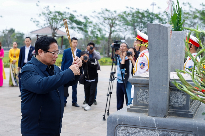 Thủ tướng dâng hương tri ân các anh hùng liệt sĩ và Mẹ Việt Nam anh hùng -0