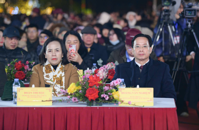 Hàng nghìn người tham dự chương trình khai mạc Lễ hội hoa đào xứ Lạng năm 2025 -0