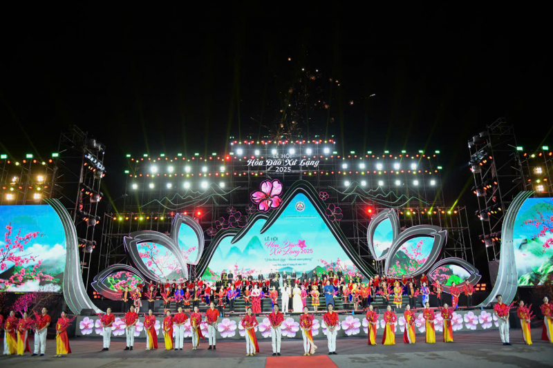 Hàng nghìn người tham dự chương trình khai mạc Lễ hội hoa đào xứ Lạng năm 2025 -0